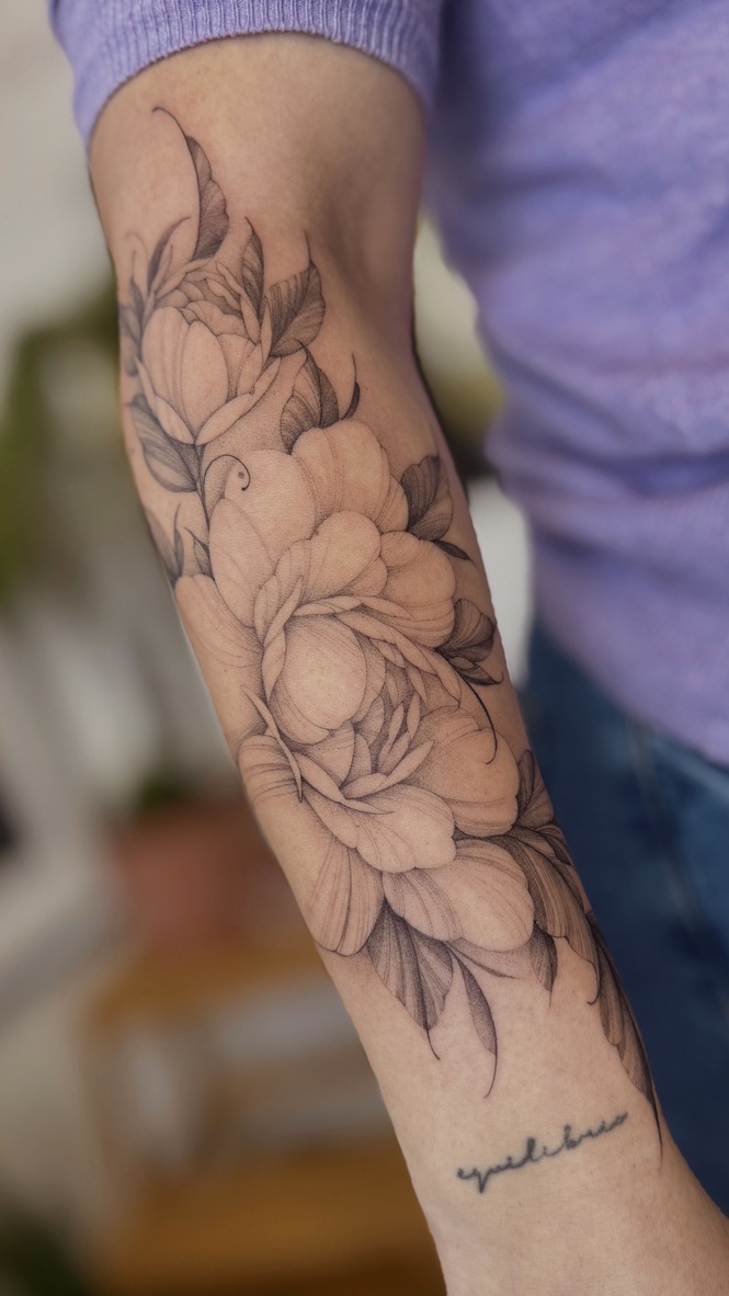tatouage pivoine botanique sur l’avant-bras à Porto