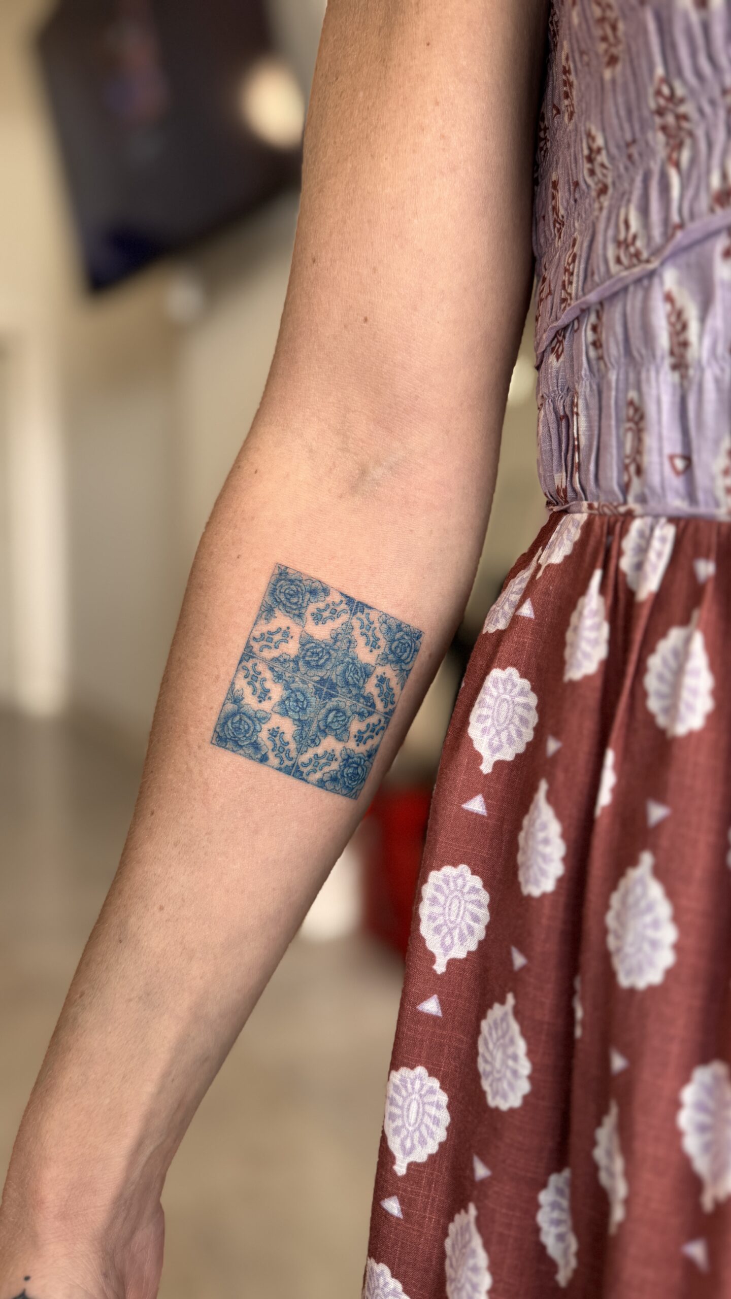 Tatouage azulejo bleu en fine line sur le bras à Porto