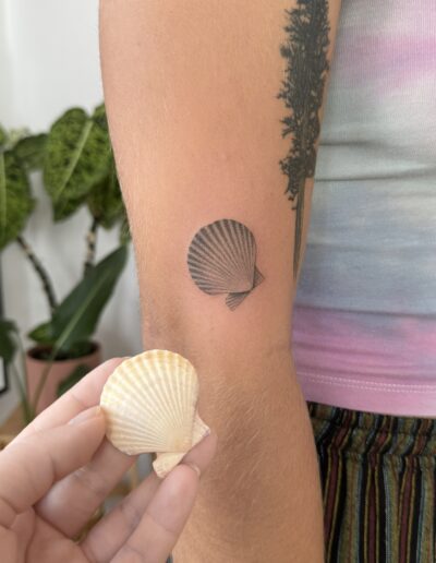 A tiny seashell can hold the sound of the ocean and the memory of a special place. This minimalist seashell tattoo by Kateryna Korkach is perfect for those who want something subtle, meaningful, and timeless. Small in size, powerful in symbolism — it represents travel, personal growth, inner calm, and connection to the sea. Ideal as a first tattoo or a fine addition to your collection, this mini design fits beautifully on the wrist, ankle, collarbone, or behind the ear. Simple. Elegant. Meaningful.