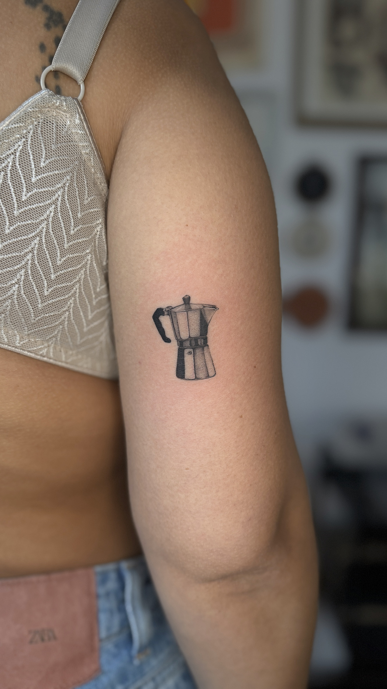 tatouage cafetière minimaliste en fine line sur l’avant-bras à Porto
