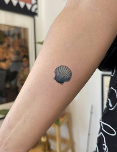 Looking for a meaningful tattoo in Porto? This delicate seashell tattoo by Kateryna Korkach captures the spirit of the Atlantic coast and the calm strength of the ocean. Minimal, elegant, and timeless, it’s perfect for travelers, ocean lovers, and those who want to preserve a special moment in Portugal. A small tattoo with deep symbolism — freedom, journeys, protection, and connection to the sea. Subtle placement options include wrist, ankle, shoulder, or collarbone.
